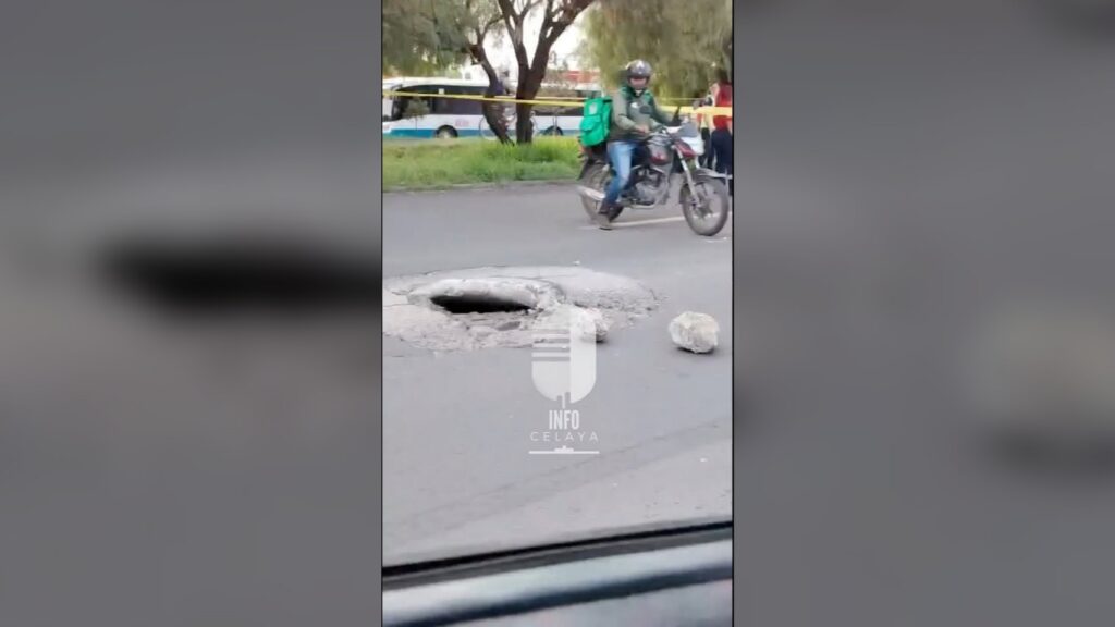 Motociclista pasa por coladera abierta, cae y muere en Eje Nor-Oriente