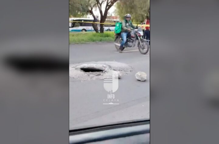 Motociclista pasa por coladera abierta, cae y muere en Eje Nor-Oriente