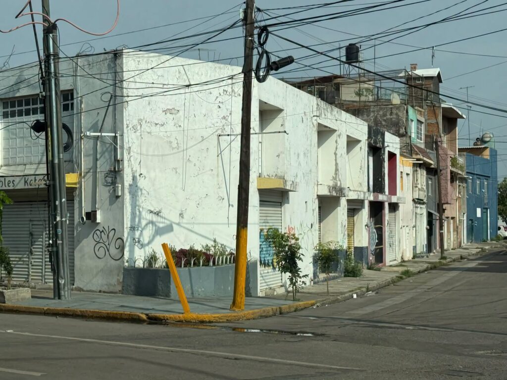 Otro negocio que cierra por inseguridad; ahora es "Tortas Picosas" en Constituyentes tras ataque