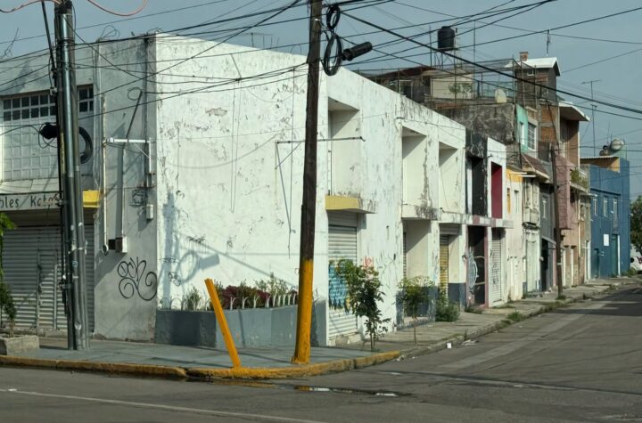 Otro negocio que cierra por inseguridad; ahora es "Tortas Picosas" en Constituyentes tras ataque