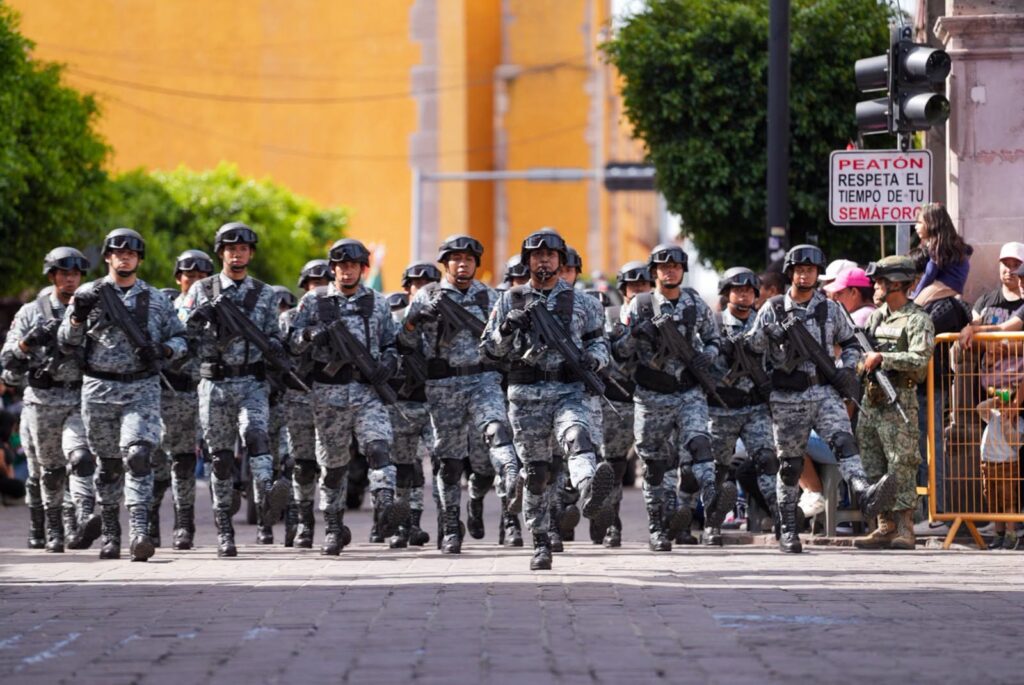 Participan 4 mil 500 personas en desfile cívico-militar en Celaya y 14 mil observadores en las calles