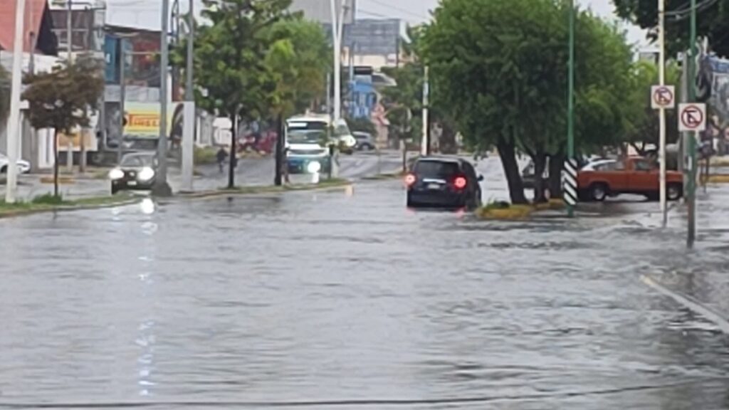Lluvia deja encharcamientos, accidentes vehiculares y caos vial en principales avenidas