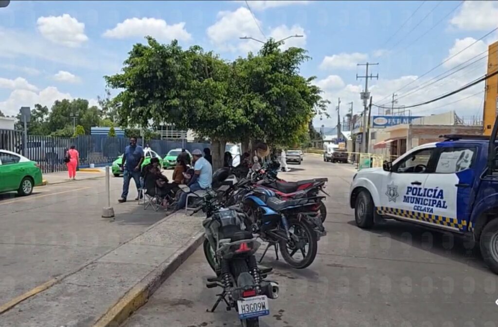 Muere hombre en la calle tras ser atendido en el Hospital General de Celaya; le dijeron que "no era urgencia"