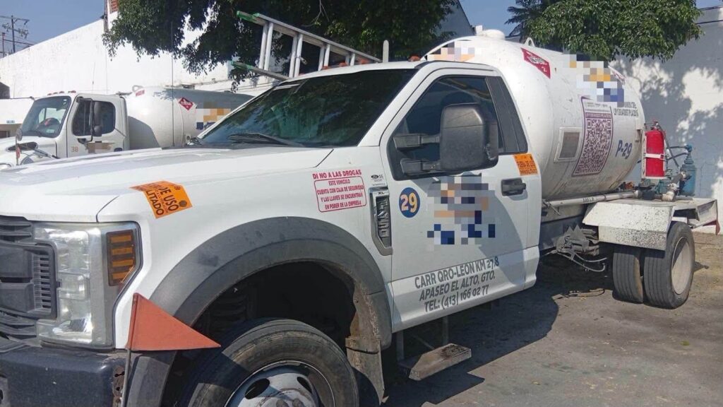 Clausura Protección Civil pipa de gas que circulaba con fuga en calles del centro; evita tragedia