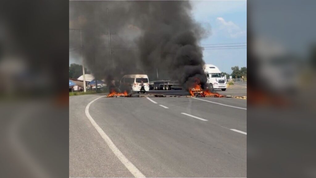 Bloquean carretera Celaya-Juventino, roban e incendian vehículos; culpan a FSPE de homicidio de menor
