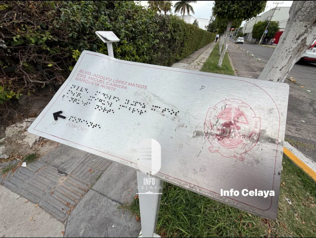 Acusa alcalde fraude en señalética en braille para personas con discapacidad visual en el bulevar: "Es inservible y solo tiene letras sin sentido"