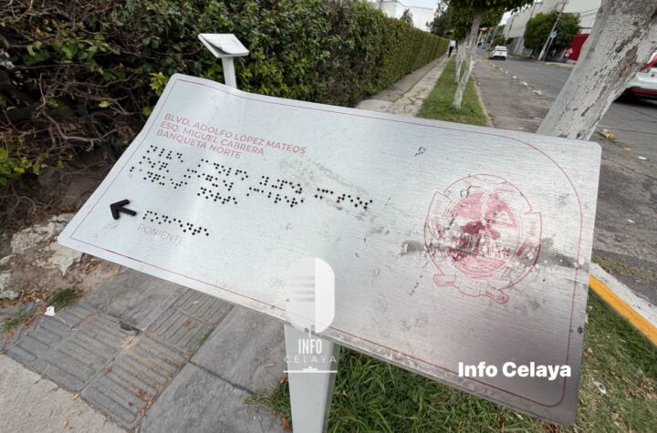 Acusa alcalde fraude en señalética en braille para personas con discapacidad visual en el bulevar: "Es inservible y solo tiene letras sin sentido"